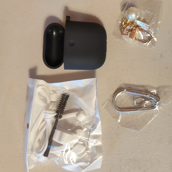 Keychain, airpod case bundle - Picture 3 of 3